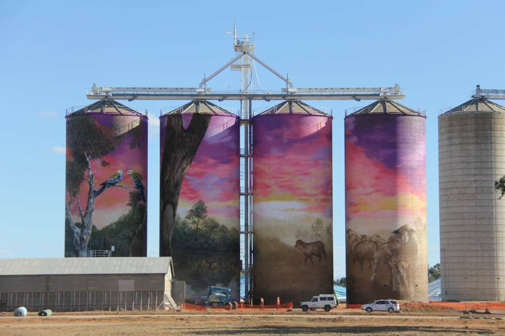 SIMPLY STUNNING: This silo artwork was completed in Thallon in July. Photo: FAIRFAX MEDIA