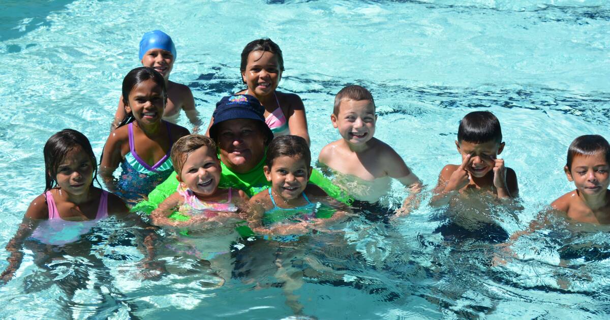 Rae Andrews with the group of children at the Wellington Pool.  