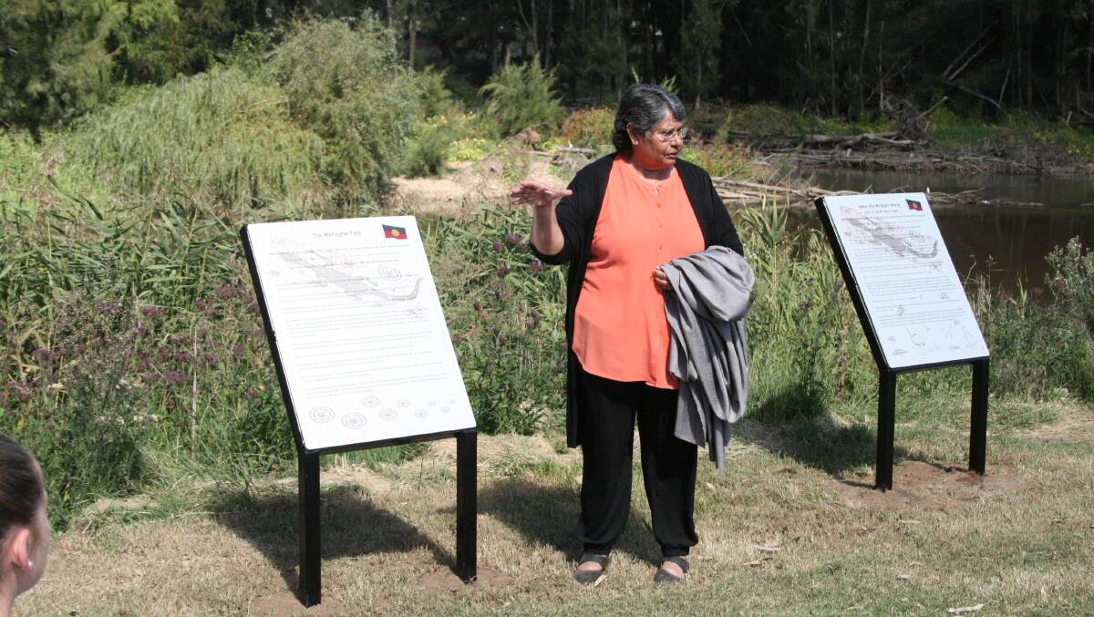 Dubbo Regional Council Aboriginal Liaison Officer Mary Henderson unveils the two signs.