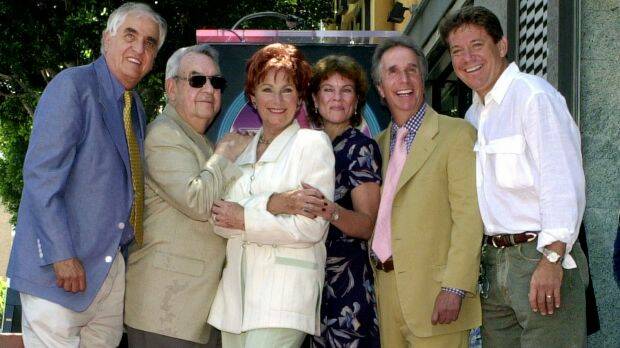 Garry Marshall, from left, Tom Bosley, Marion Ross, Erin Moran, Henry Winkler, and Anson Williams of Happy Days pose together in 2001. Photo: E.J. FLYNN
