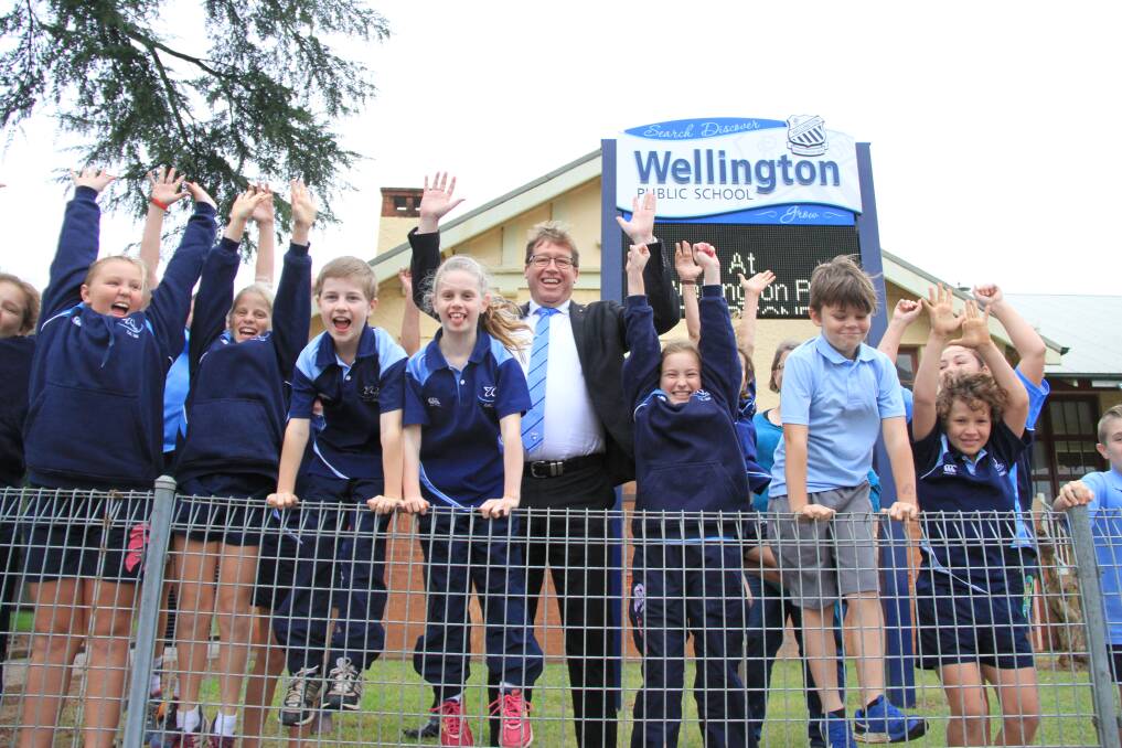 Wellington Public School and Troy Grant give a big cheer.