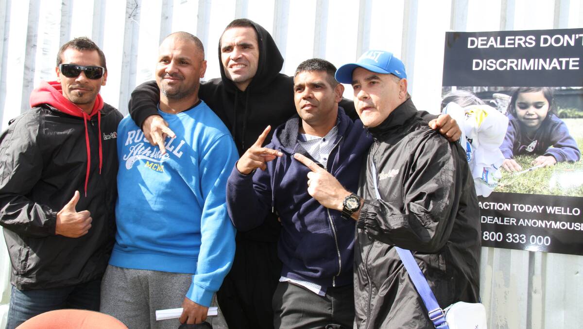 Ed Daley, Anthony Mundine and former West Tigers player Wes Patten, flanked by representatives of the Glen Centre.